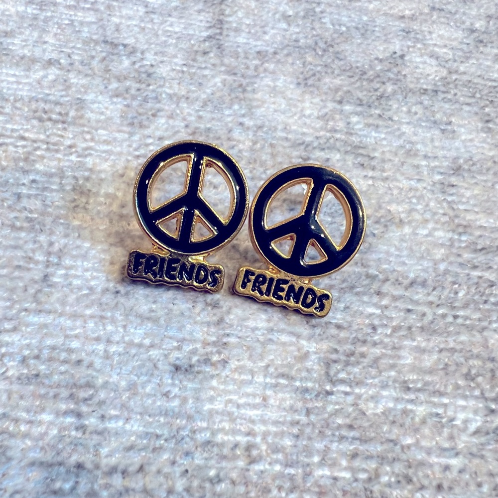 💥3 for $18💥 Friend stud earrings